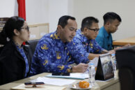 Sekretaris Dewan (Sekwan) Augustinus membacakan agenda kegiatan Bamus.