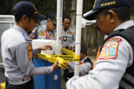 Petugas UP Perparkiran Dishub DKI Jakarta menyegel barrier gate di Apartemen MTH Residence Jakarta Timur.