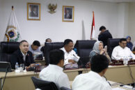 Koordinator Komisi D Wibi Andrino menyampaikan pendapat.