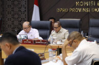 Wakil Ketua Pansus Jaringan Utilitas Husen membacakan ranperda Jaringan Utilitas.