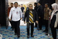 Wakil Ketua DPRD DKI Jakarta Basri Baco bersama Dirjen Politik dan Pemerintahan Umum Kemendagri RI Bahtiar memasuki ruangan acara.