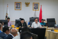 Wakil Ketua Bapemperda Jhonny Simanjuntak (kanan) menyampaikan pandangan