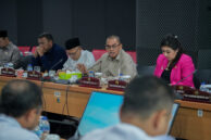 Anggota Komisi A Nuchbatillah (kedua dari kanan) menyampaikan pertanyaan