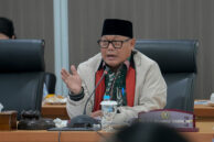 Ketua Komisi E Muhammad Thamrin memulai pembahasan