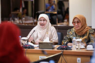 Anggota Pansus Kawasan Tanpa Rokok (KTR) DPRD Provinsi DKI Jakarta, Zahrina Nurbaiti (kiri) menyampaikan pandangan.