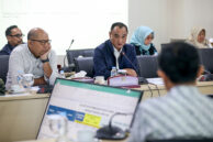 Anggota Komisi D DPRD Provinsi DKI Jakarta, Judistira Hermawan (tengah) memberikan pencermatan.