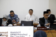 Anggota Komisi E Oman Rohman Rakinda menyampaikan permasalahan.