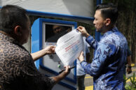 Ketua Pansus Perparkiran Jupiter bersama Kepala UP Perparkiran Dishub DKI Jakarta Adji Kusambarto menyegel mesin tiket parkir otomatis.