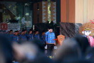 Gubernur DKI Jakarta Pramono Anung memberikan hormat kepada peserta upacara.