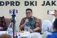 Direktur Utama Perumda Dharma Jaya, Raditya Endra Budiman menyampaikan materi.