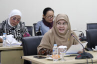 Anggota Bamus Zahrina Nurbaiti memberikan pendapat.