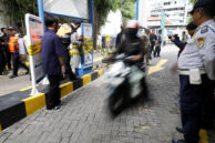 Suasana penyegelan barrier gate di Apartemen MTH Residence Jakarta Timur.
