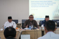 Anggota Bapemperda Lukmanul Hakim (tengah) memberikan tanggapan