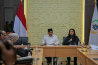 Ketua Pansus Kawasan Tanpa Rokok (KTR) Farah Savira (kanan) memimpin penerimaan pengunjuk rasa didampingi Wakil Ketua Pansus Abdurahman Suhaimi