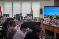 Sekretaris Daerah DKI Jakarta Marullah Matali (kanan) menyampaikan sambutan