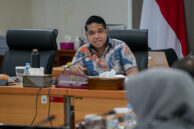 Sekretaris Komisi E Justin Adrian menyampaikan pertanyaan