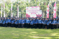 Peserta upacara memberikan hormat kepada Inspektur upacara.