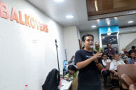 Perwakilan wartawan menyampaikan pertanyaan.