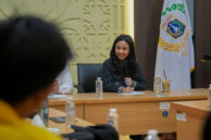 Ketua Pansus Kawasan Tanpa Rokok (KTR) Farah Savira memulai diskusi dengan perwakilan pengunjuk rasa