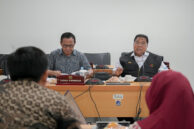 Anggota Komisi E Ramly HI Muhamad (kanan) memberikan tanggapan