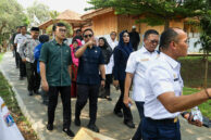 Suasana Komisi E DPRD DKI Jakarta meninjau Perkampungan Budaya Betawi Setu Babakan.