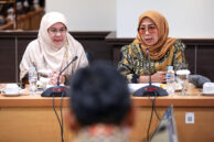 Anggota Pansus Kawasan Tanpa Rokok (KTR) DPRD Provinsi DKI Jakarta, Jamilah Abdul Gani (kanan) menyampaikan usulan.