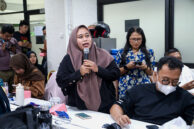 Perwakilan wartawan menyampaikan pertanyaan.