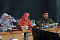 Anggota Komisi A Mohamad Ongen Sangaji memberikan tanggapan.