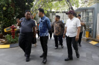 Ketua Pansus Perparkiran Jupiter (batik biru) tiba di Apartemen Ambaset Jakarta Selatan.