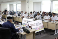 Jajaran Eksekutif mengikuti jalannya rapat.