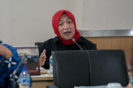 Anggota Bapemperda Wa Ode Herlina menyampaikan masukan