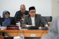 Anggota Komisi E M. Subki (kanan) memberikan masukan