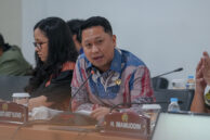 Anggota Komisi E Raden Gusti Arief Yulifardi (kanan) mendalami pembahasan