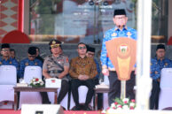 Wakil Ketua DPRD DKI Jakarta Wibi Andrino mengikuti jalannya upacara.