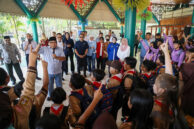 Momen Pimpinan dan Anggogta Komisi E DPRD DKI Jakarta berbincang dengan murid di Perkampungan Budaya Betawi Setu Babakan.