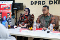 Momen Anggota Komisi B DPRD Provinsi DKI Jakarta, Nur Afni Sajim menyimak pertanyaan.