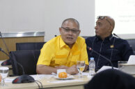 Anggota Bamus Dadiyono menyampaikan pendapat.