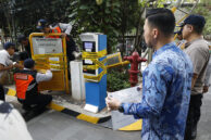 Petugas UP Perparkiran menyegel barrier gate disaksikan Ketua Pansus Perparkiran Jupiter.