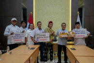 Penyerahan barang dagangan milik seorang pedagang asongan kepada Anggota legislator sebagai bentuk harapan agar DPRD berpihak kepada rakyat kecil