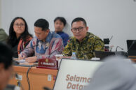 Anggota Komisi E Imamuddin (kanan) memberikan pandangan