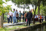 Suasana Komisi E DPRD DKI Jakarta meninjau Perkampungan Budaya Betawi Setu Babakan.
