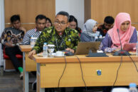 Kepala Sub Kelompok (Kasubkel) Kesejahteraan Rakyat (Kesra) Biro Hukum Setda DKI Jakarta, Afifi memberikan penjelasan.