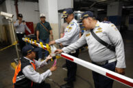 Petugas UP Perparkiran Dishub DKI Jakarta menyegel palang otomatis di Apartemen Ambaset Jakarta Selatan.