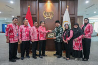 Pertemuan ditutup dengan foto bersama