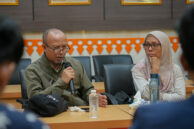 Perwakilan pengunjuk rasa dari Koalisi Jakarta Sehat penyampaikan aspirasi