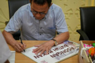 Penyerahan barang dagangan ditandai dengan penandatanganan