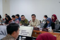 Anggota Komisi E Anggi Arando Siregar (kedua dari kanan) memberikan usulan