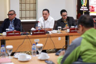 Anggota Komisi C DPRD Provinsi DKI Jakarta, Gias Kumari Putra memberikan masukan.