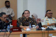 Sekretaris DPRD Provinsi DKI Jakarta Augustinus memberikan penjelasan.