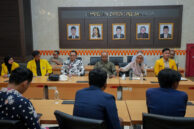 Suasana dialog antara DPRD DKI Jakarta dengan pengunjuk rasa dari Koalisi Jakarta Sehat serta sejumlah mahasiswa